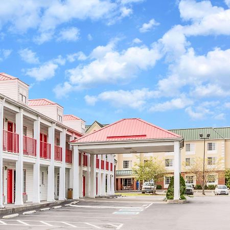 Super 8 By Wyndham Clinton Hotel Bagian luar foto