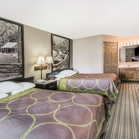 Super 8 By Wyndham Clinton Hotel Bagian luar foto