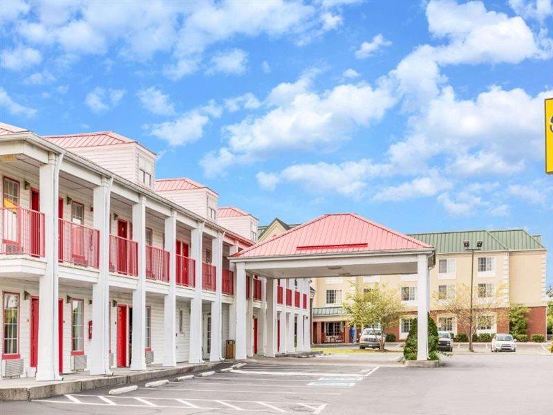 Super 8 By Wyndham Clinton Hotel Bagian luar foto