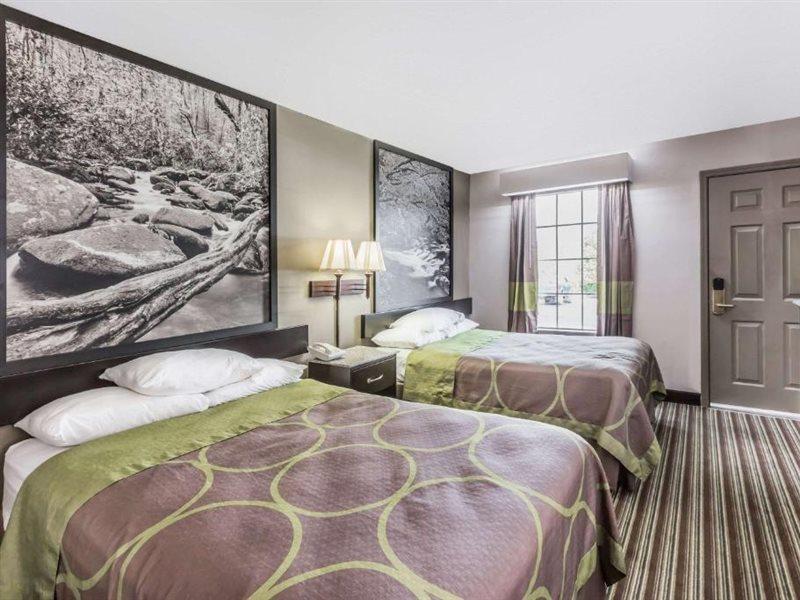 Super 8 By Wyndham Clinton Hotel Bagian luar foto