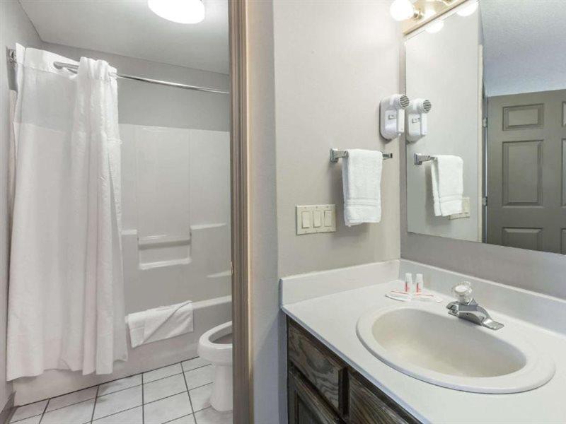 Super 8 By Wyndham Clinton Hotel Bagian luar foto
