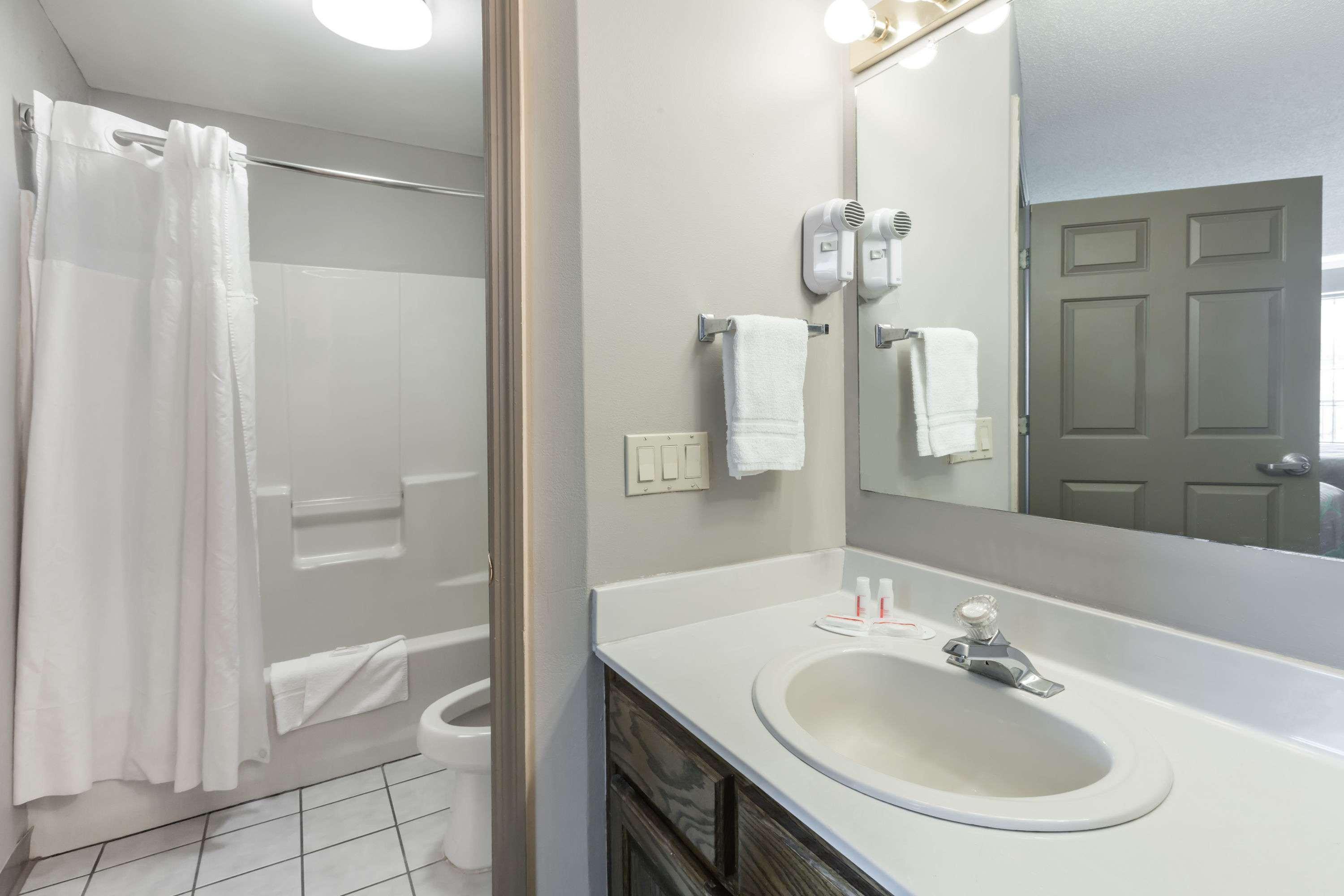 Super 8 By Wyndham Clinton Hotel Bagian luar foto