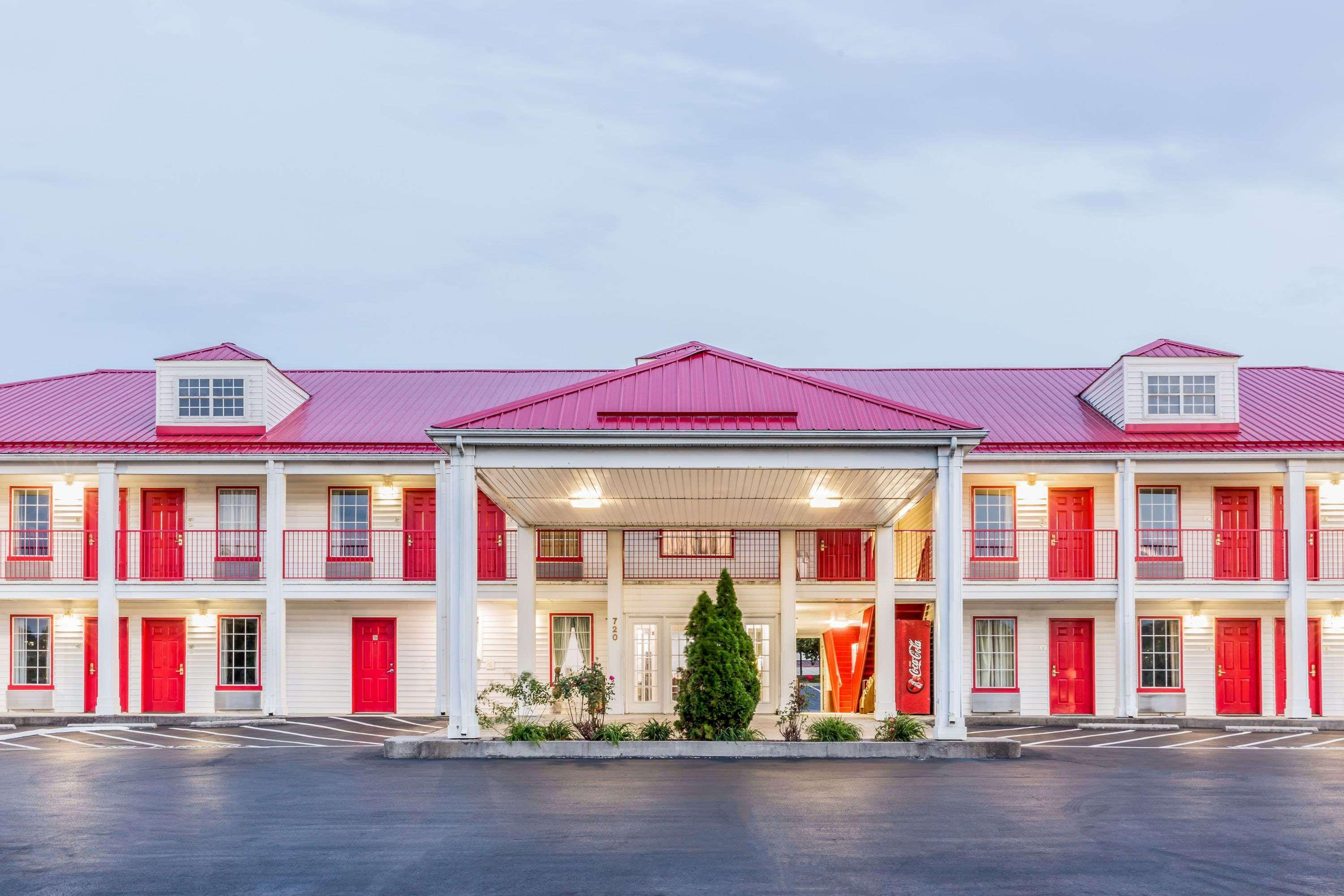 Super 8 By Wyndham Clinton Hotel Bagian luar foto