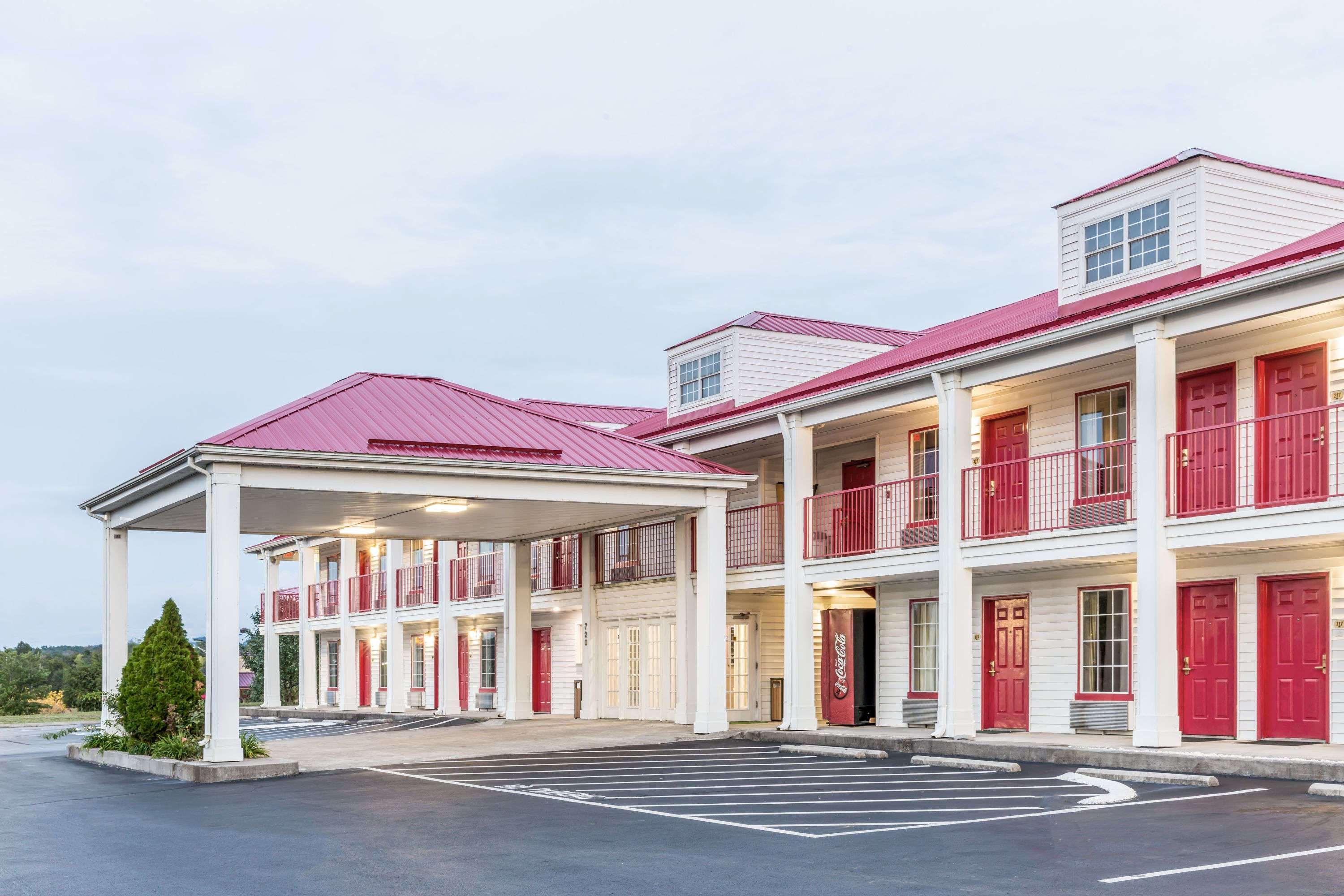 Super 8 By Wyndham Clinton Hotel Bagian luar foto