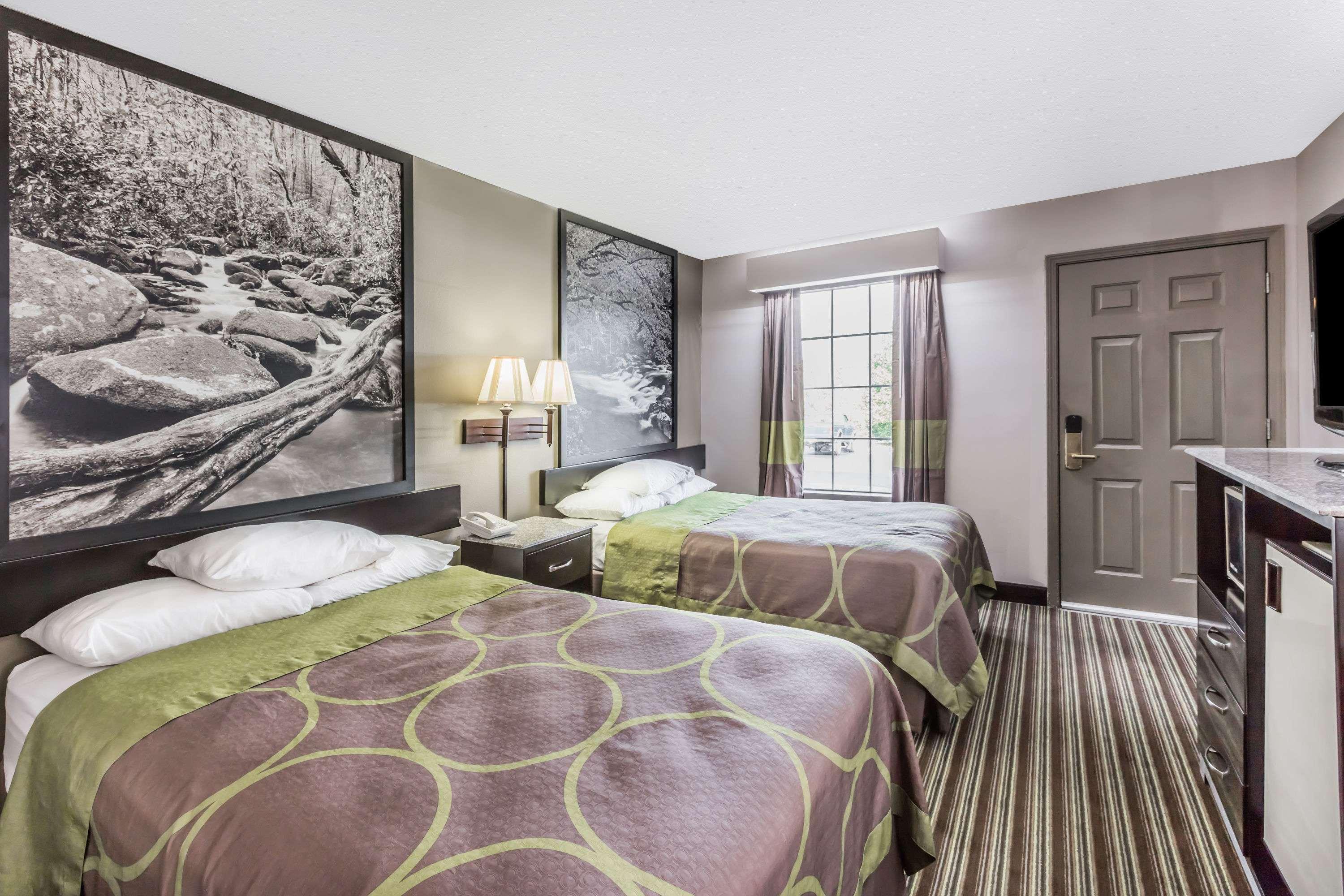 Super 8 By Wyndham Clinton Hotel Bagian luar foto