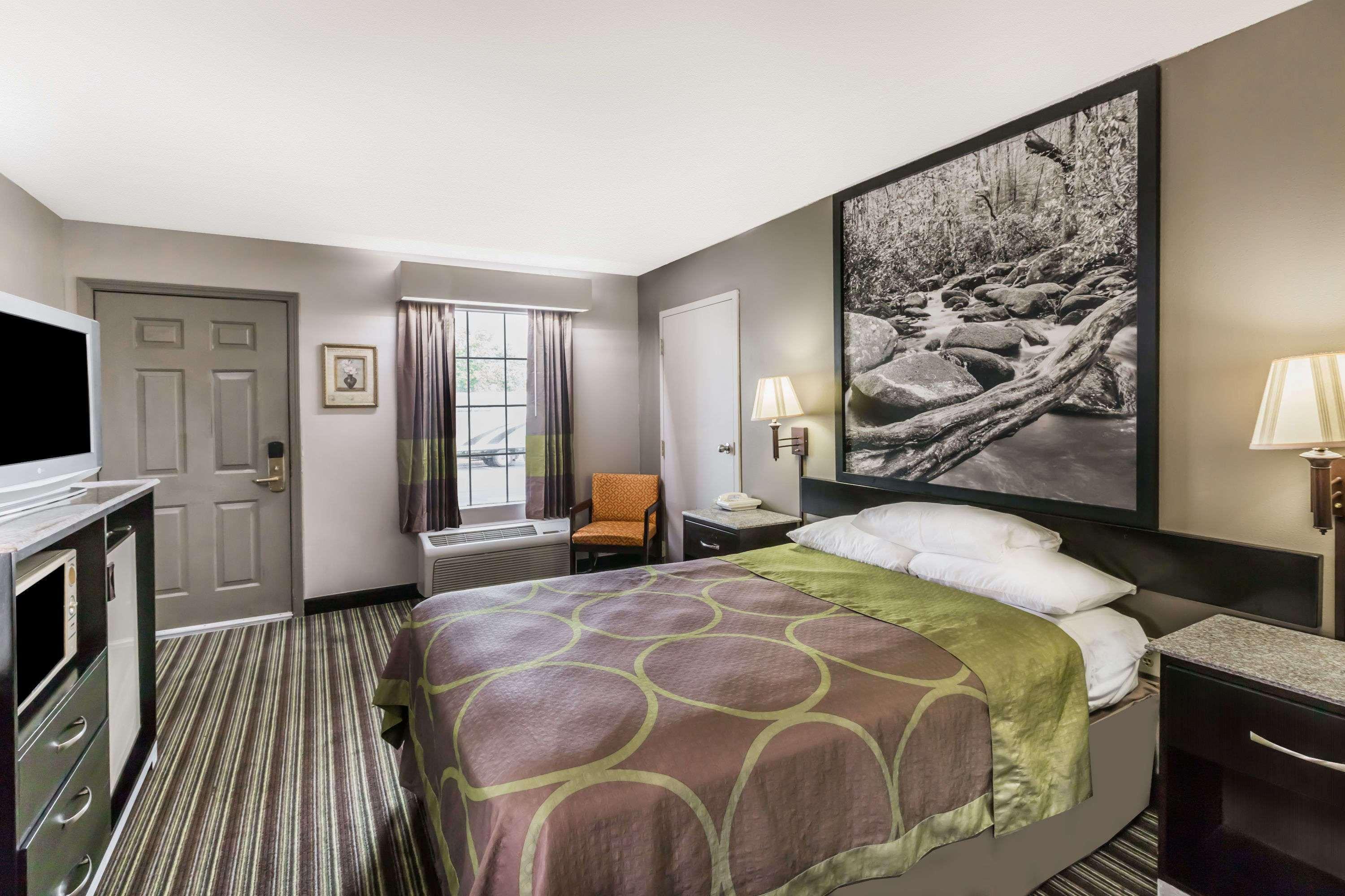 Super 8 By Wyndham Clinton Hotel Bagian luar foto