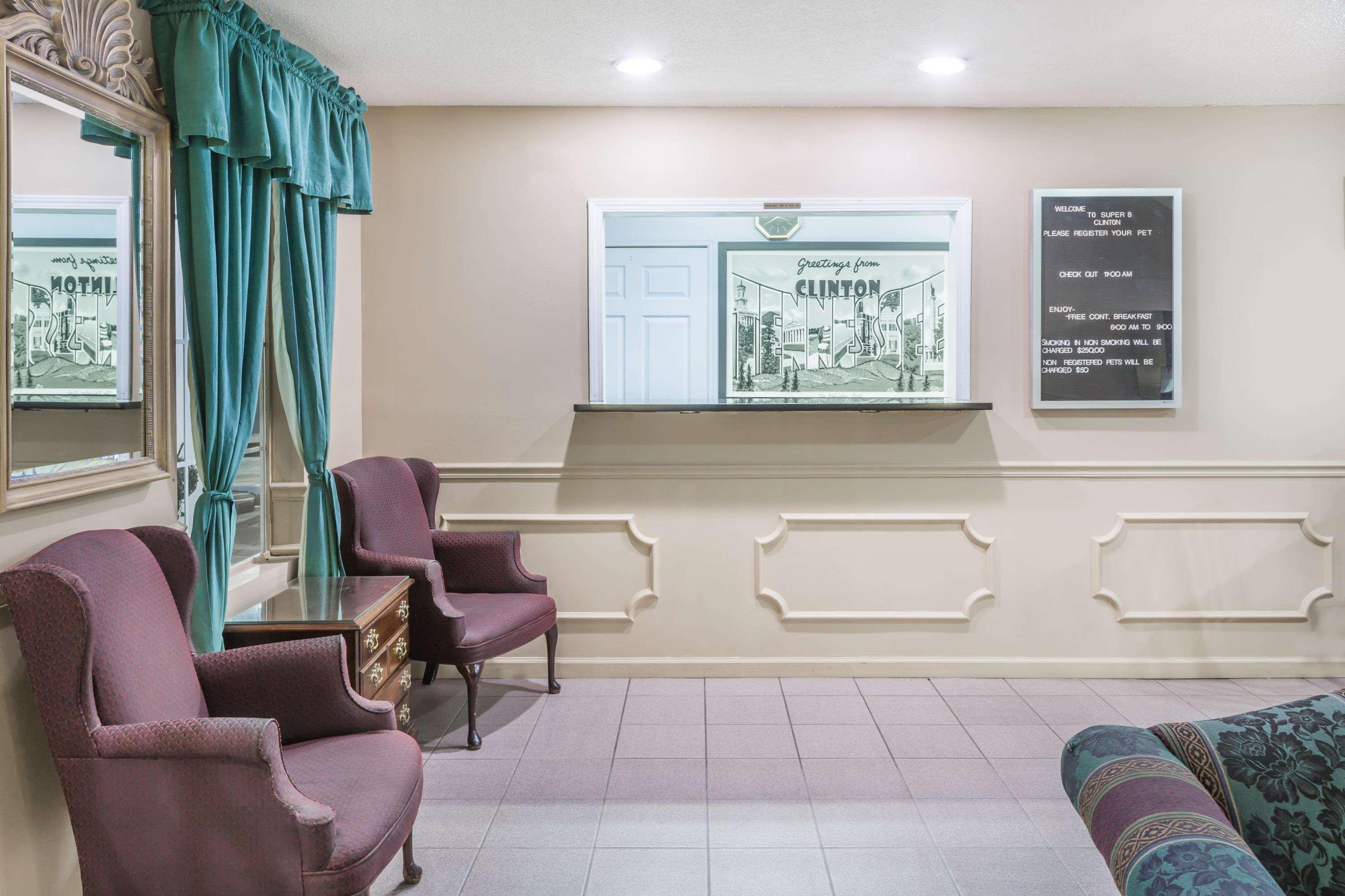 Super 8 By Wyndham Clinton Hotel Bagian luar foto
