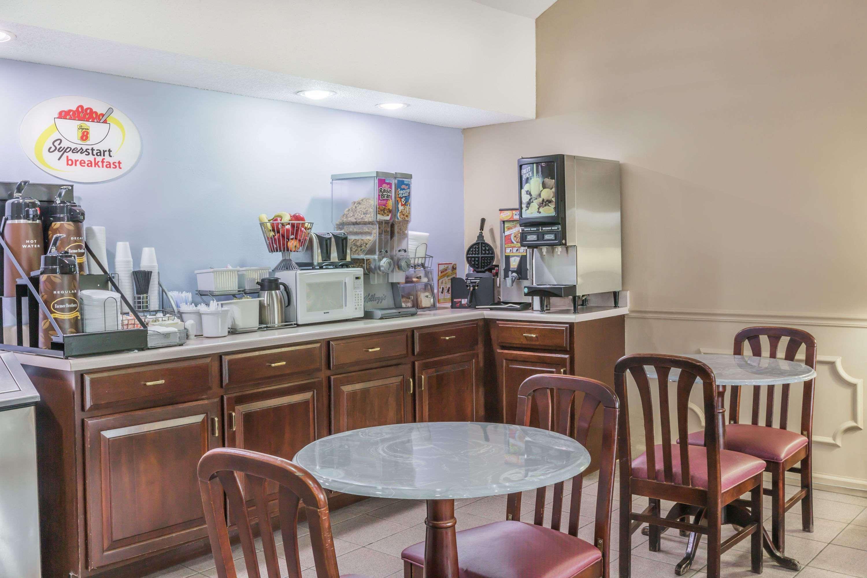 Super 8 By Wyndham Clinton Hotel Bagian luar foto