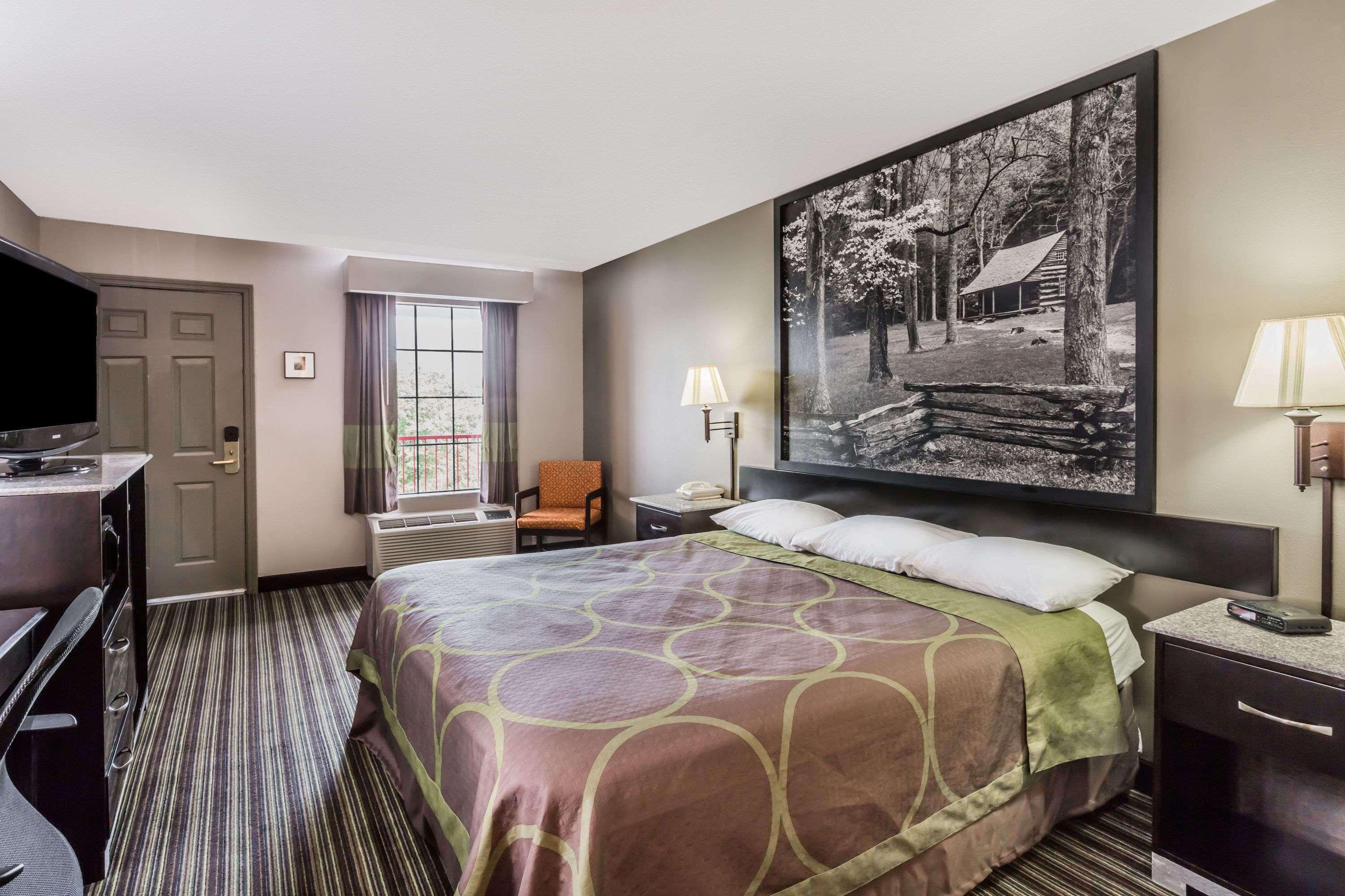 Super 8 By Wyndham Clinton Hotel Bagian luar foto