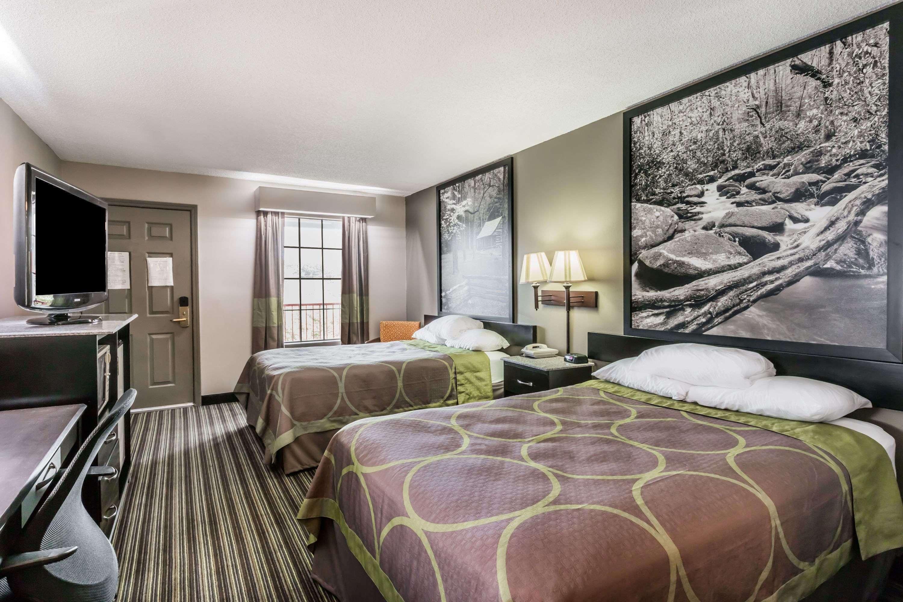 Super 8 By Wyndham Clinton Hotel Bagian luar foto
