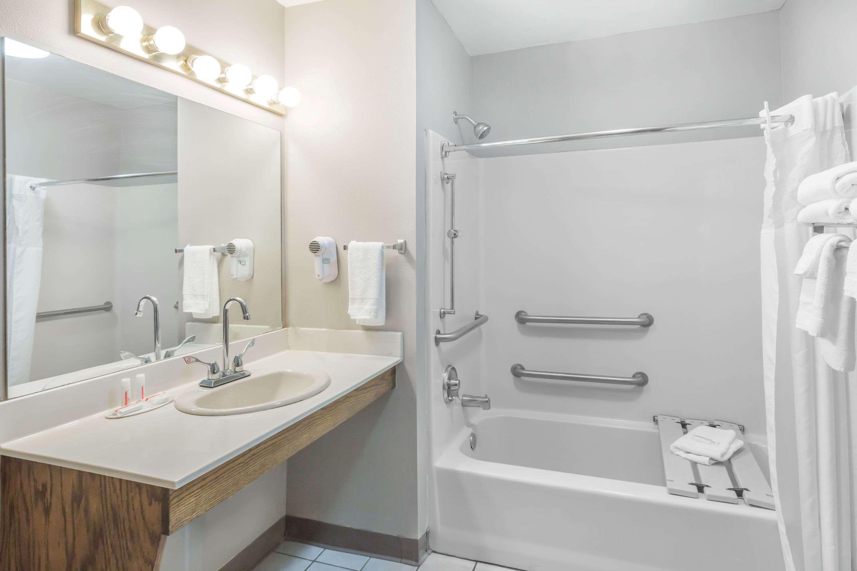 Super 8 By Wyndham Clinton Hotel Bagian luar foto
