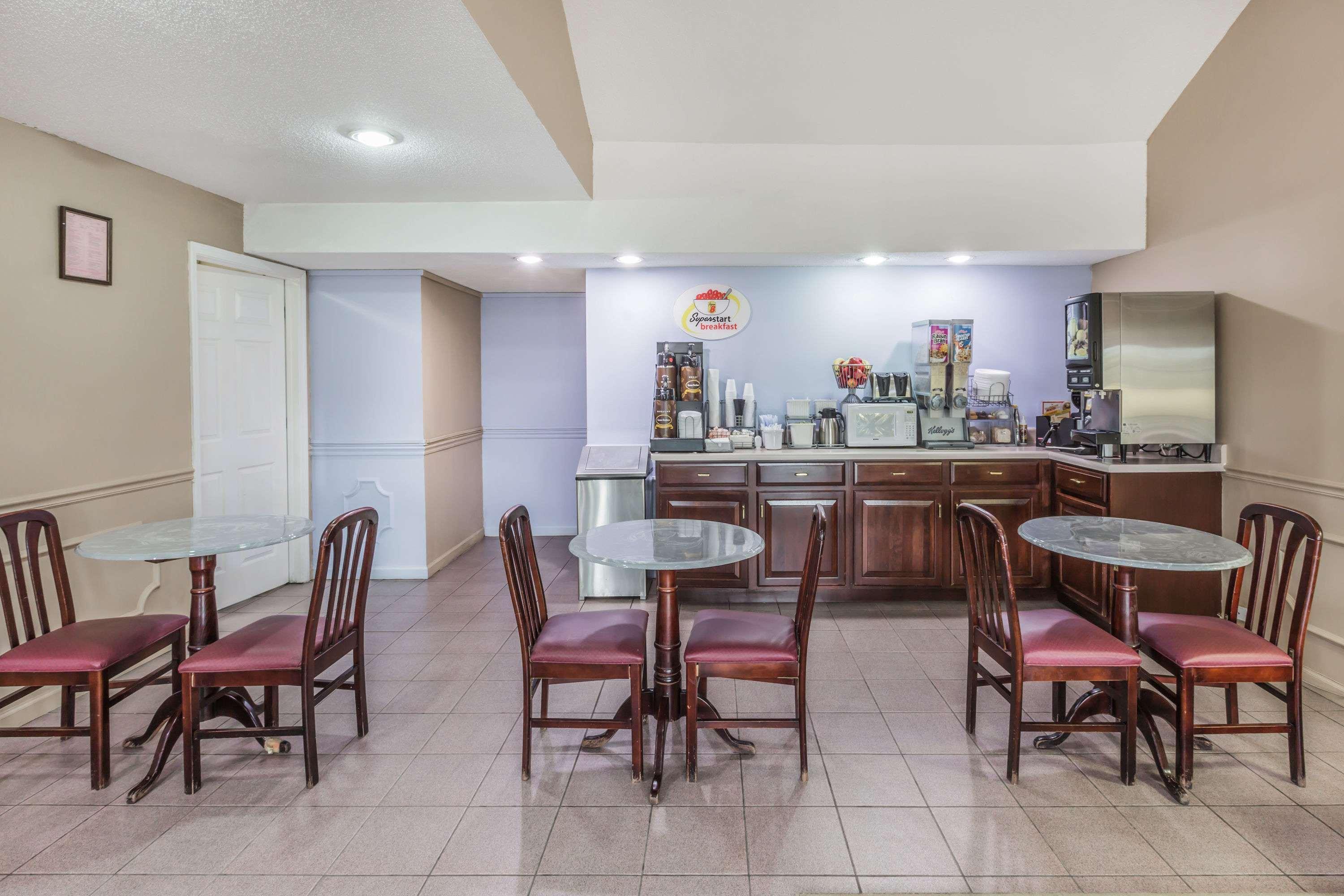 Super 8 By Wyndham Clinton Hotel Bagian luar foto