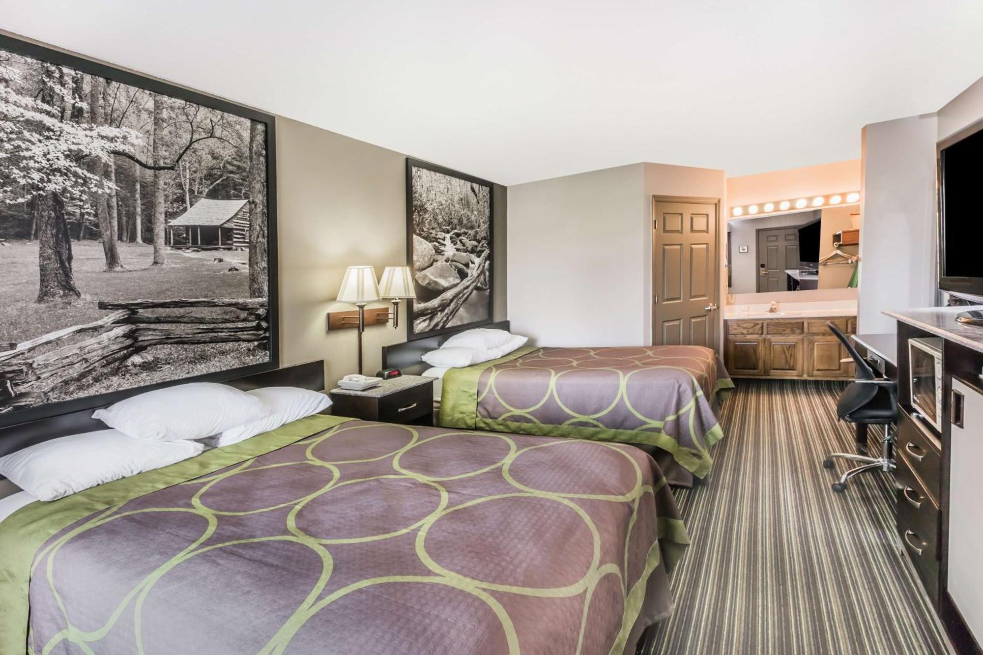 Super 8 By Wyndham Clinton Hotel Bagian luar foto