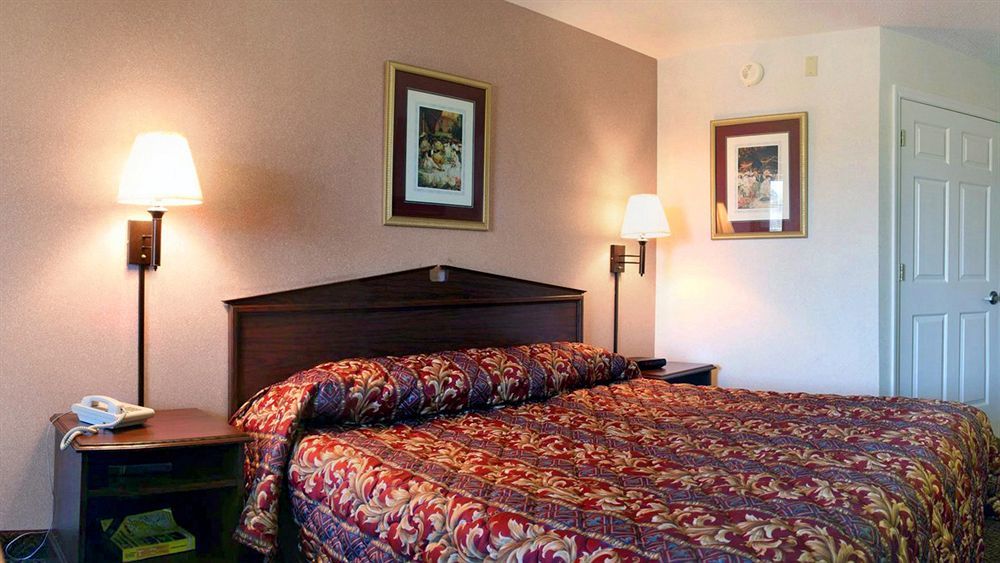 Super 8 By Wyndham Clinton Hotel Bagian luar foto