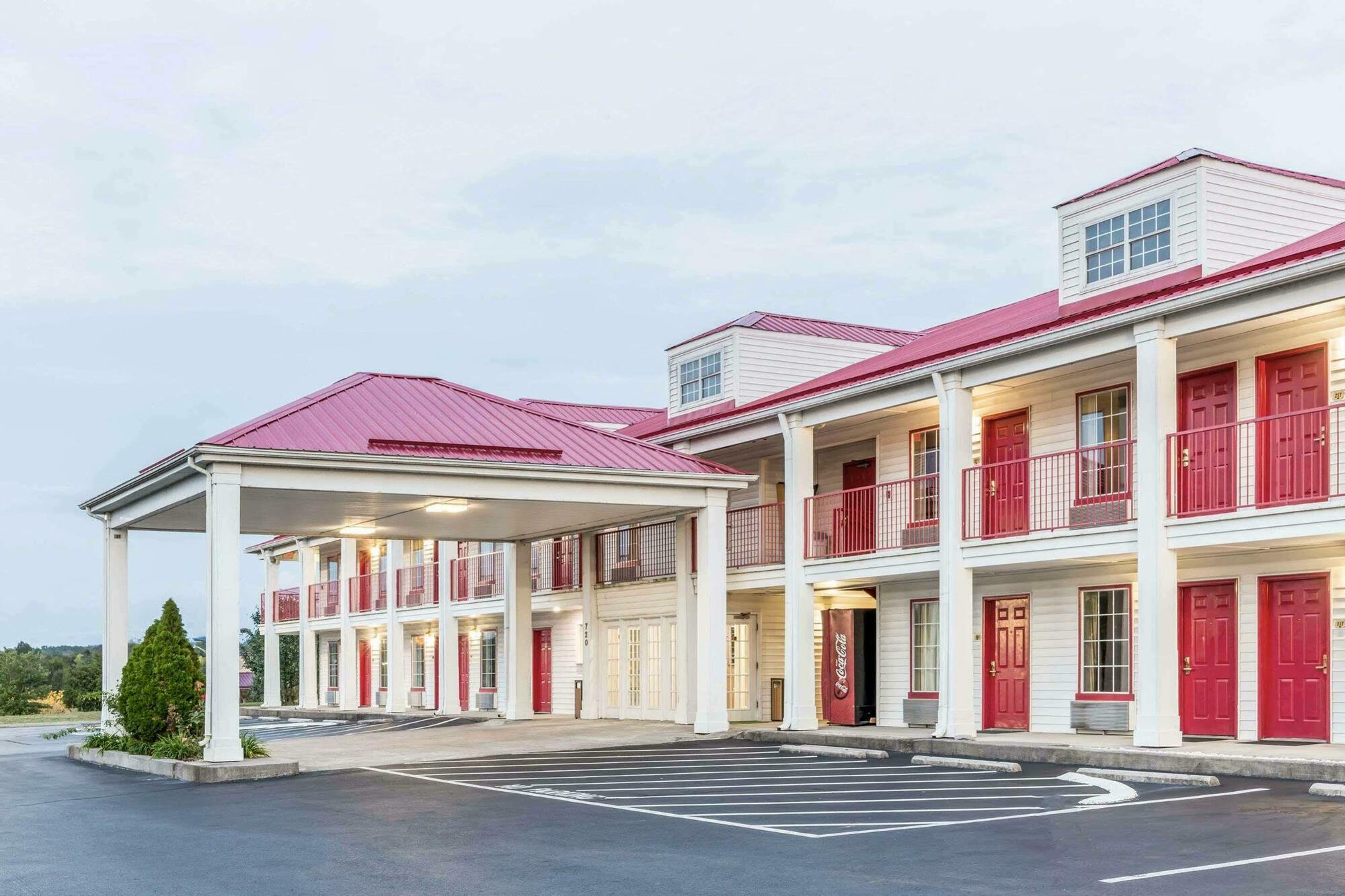 Super 8 By Wyndham Clinton Hotel Bagian luar foto