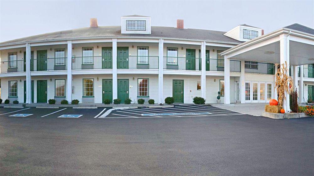 Super 8 By Wyndham Clinton Hotel Bagian luar foto