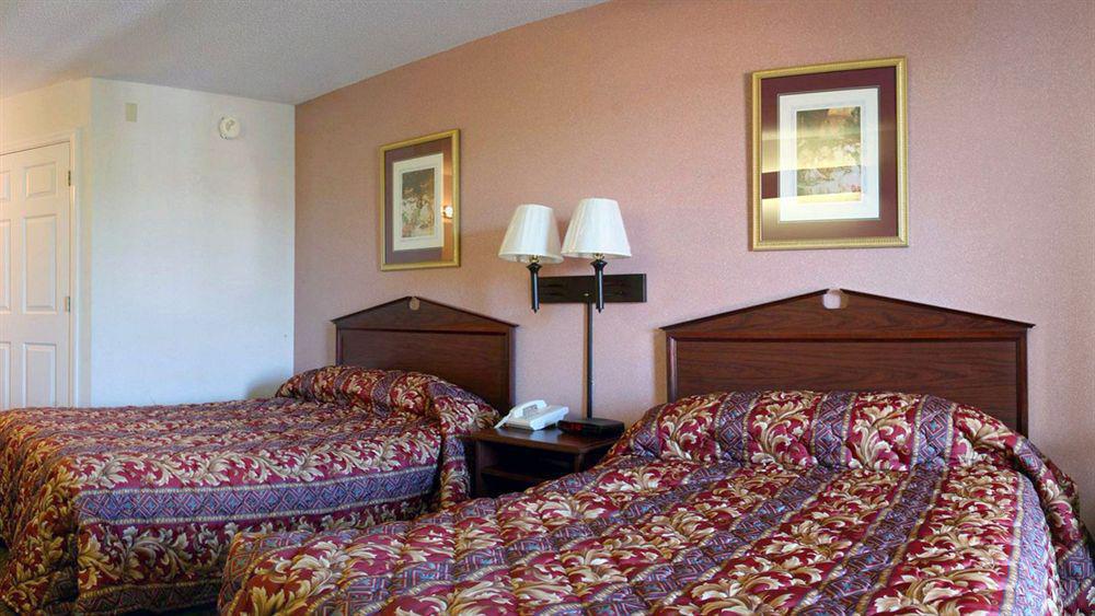 Super 8 By Wyndham Clinton Hotel Bagian luar foto